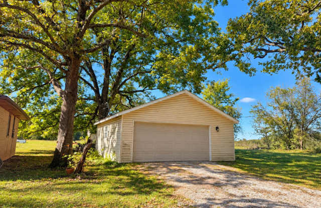 SPACIOUS 3 BEDROOM / 2 BATHROOM HOUSE WITH GARAGE AND SHED IN JOPLIN MO!! Gallery 3
