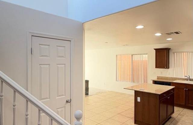 (INCLUDE SOME UTILITIES) 4 BEDROOM 3 BATH ON CORNER LOT IN MOUNTAINS EDGE Gallery 4