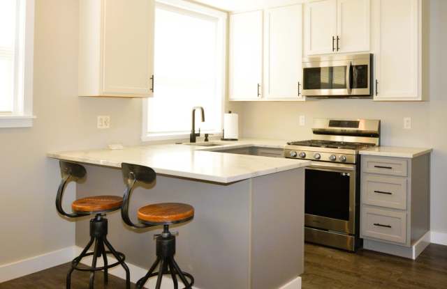 Beautifully Renovated 2-Bedroom Home with Garage Near Oxford Circle Gallery 4