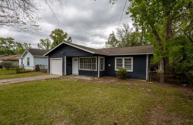 Move in ready 3 bedroom, 1 bath in 77703! photos photos
