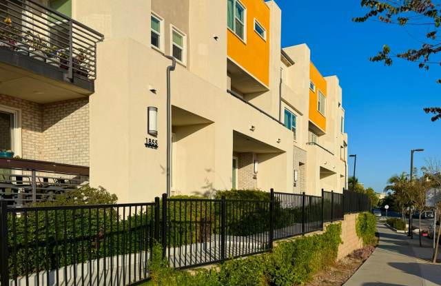 Welcome to a Beautiful 4-Bedroom Townhome in Millenia photos photos