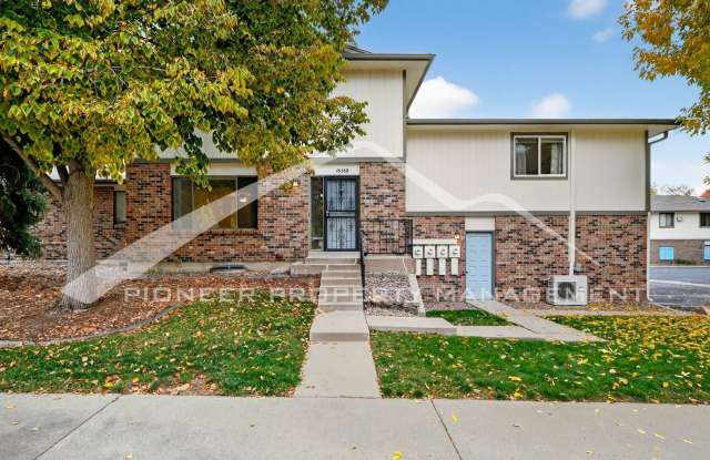 Spacious Townhouse with Washer/Dryer and 1 Car Garage photos photos