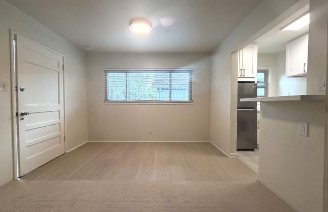 Newly Renovated 1BD/1BA – Prime Downtown Location Gallery 2