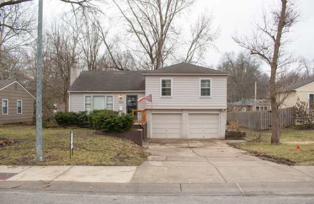 7626 Colonial Drive - 7626 Colonial Drive, Prairie Village, KS 66208
