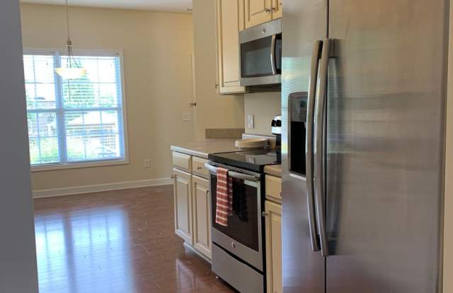2 Bedroom, 2.5 Bath Townhouse with detached one-car garage Gallery 3