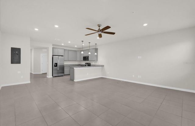 10877 WOODED ACRE Alley Gallery 4