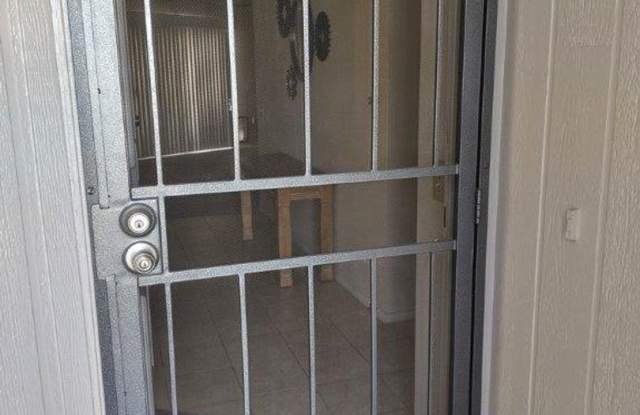 GREAT TOWNHOME IN YUCCA COURT-SUN CITY!! Gallery 4