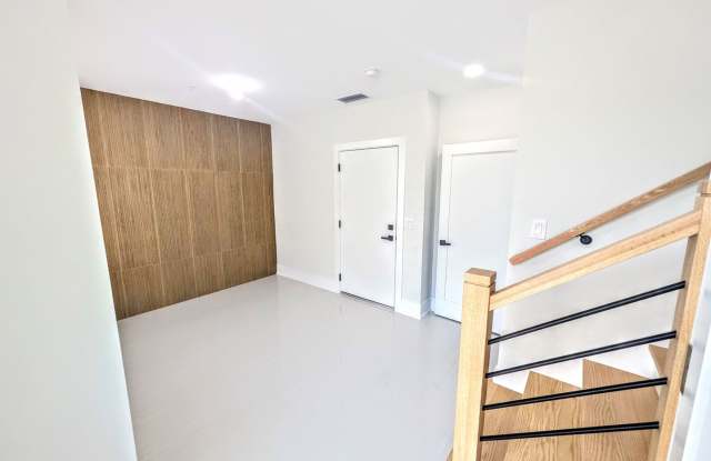 Annual UNfurnished brand new high end townhouse downtown Sarasota Gallery 4