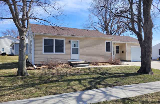 128 E 17th St N - 128 East 17th Street North, Newton, IA 50208
