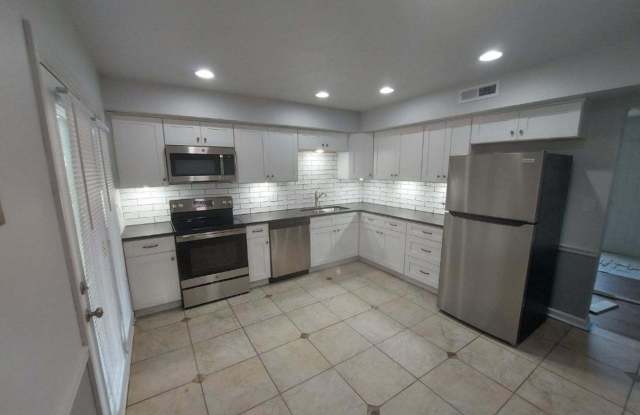 Beautiful Roanoke 2 bed 2 bath Duplex Gallery 3