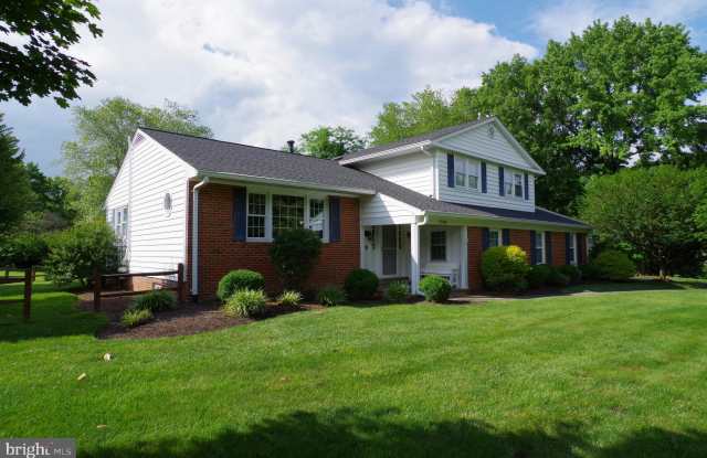 10406 HUNTRACE WAY - 10406 Huntrace Way, Wolf Trap, VA 22182
