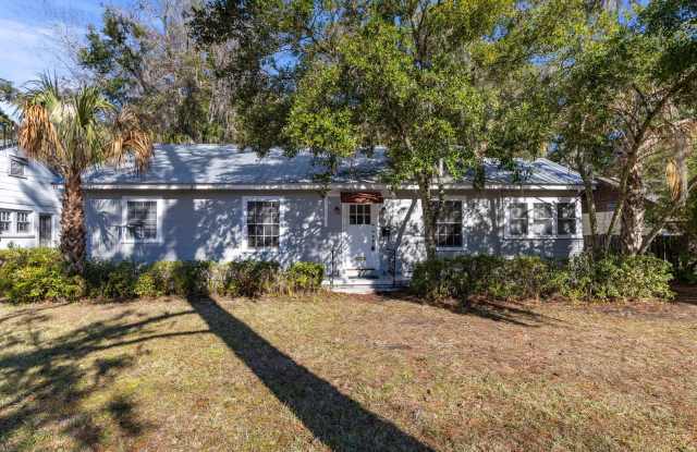 Location location location! This 2 bedroom 1 bath home is convenient to everything! photos photos