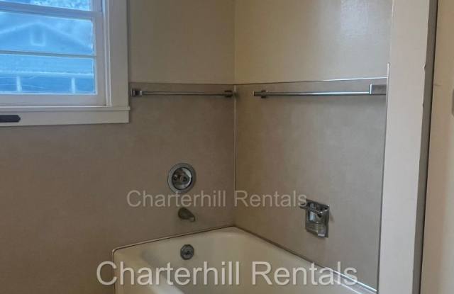 Spacious home with hardwood floors and large yard convenient to downtown Cloverdale! Gallery 4