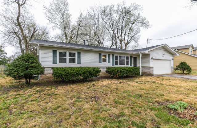 SOUTH SPRINGFIELD HOME (Kickapoo and Cherokee Schools) -- 3 Bed | 1.5 Bath | 2 Car Garage -- LARGE Backyard Gallery 3