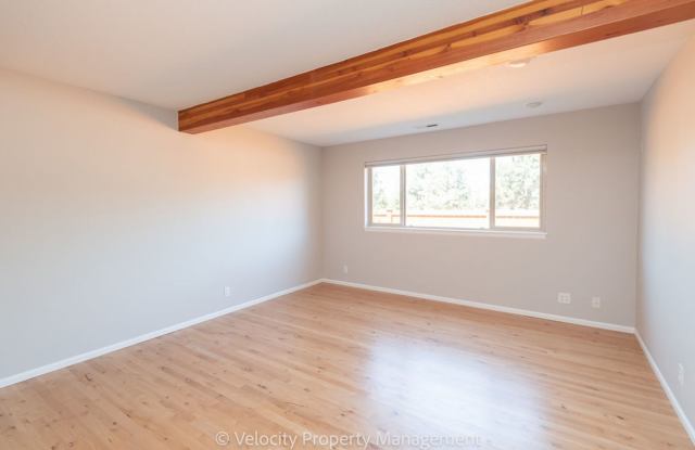 Beautiful Townhome with new paint, carpet and refinished hardwood floors! photos photos