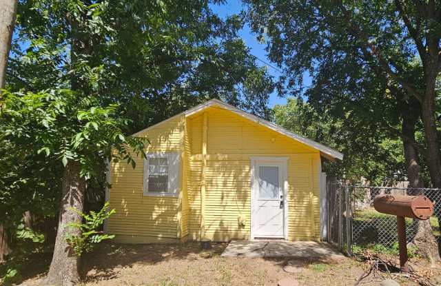 ONE ROOM!  efficiency unit! 1/1; water paid! Gallery 1