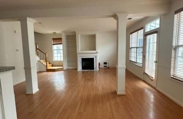 2664 MANHATTAN Place Gallery 4