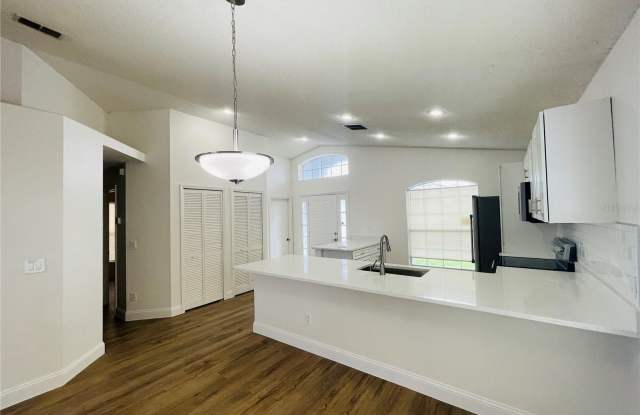13403 GREENPOINTE DR Gallery 4