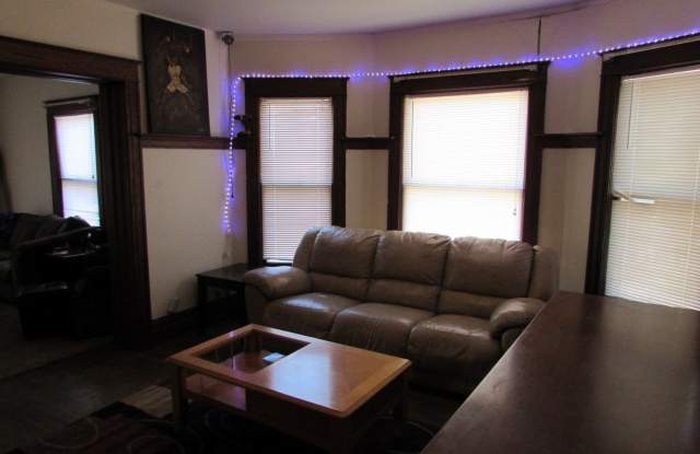 Spacious Madison 5-Bedroom with Yard, Parking & Prime Location - Available 8/15/2027 Gallery 3
