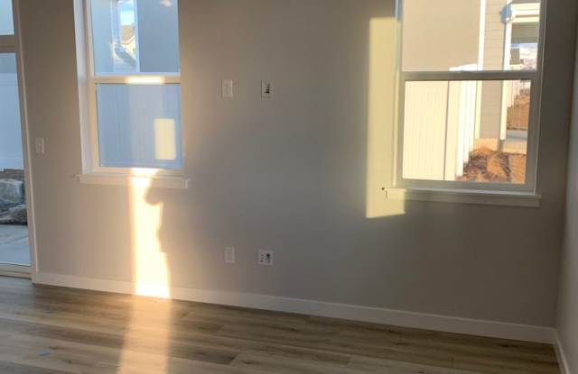 Beautiful 2021 home with fenced yard Gallery 4