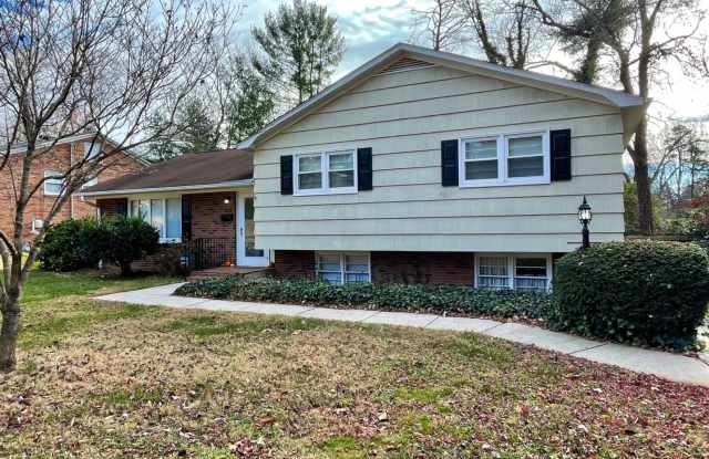 Spacious Split-Level Home In Knollwood Manor! - 2820 Ashwood Drive, Winston-Salem, NC 27103
