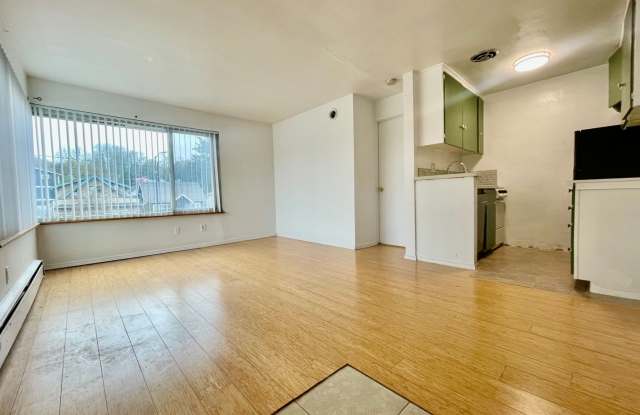 Corner Unit! 1 Bedroom, 1 Bath Apartment in Columbia City, $1400 per month photos photos