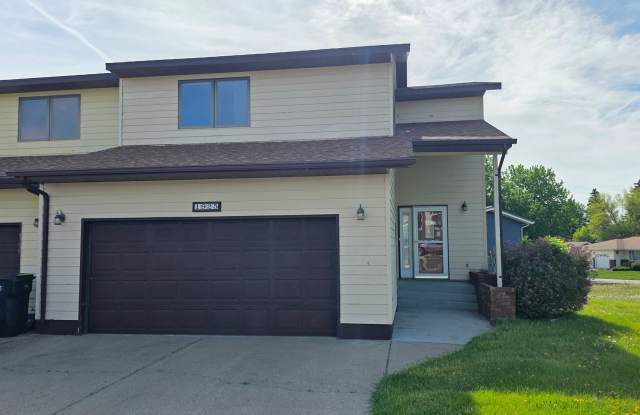 Huge 3 Bedroom Twin Home with 2 Stall Garage photos photos