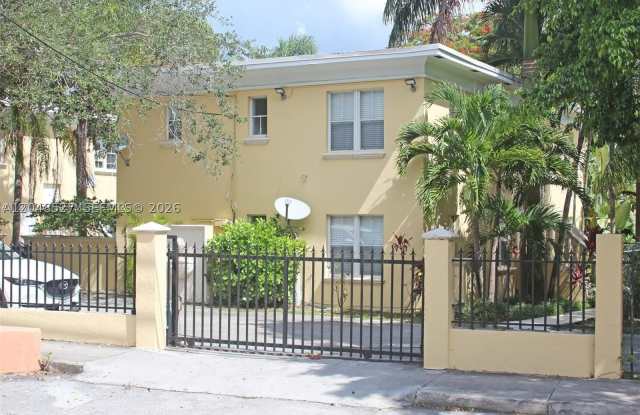 3395 Franklin Ave photos photos