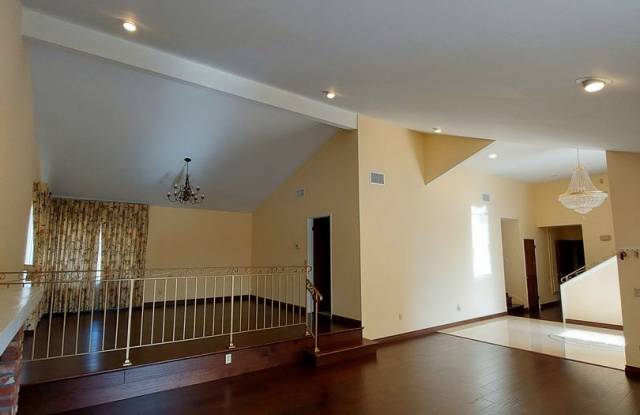 Gorgeous 4 bedroom 2.5 bath home Gallery 4