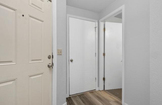 2bed, 1.5 bath Duplex with Garage & Fenced Yard! Gallery 3