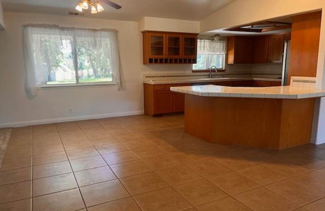 Home on Acreage - 3 Bedrooms, 2 baths, 2 car attached garage Gallery 4