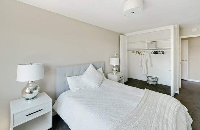 735 St. Clair Apartments Gallery 4