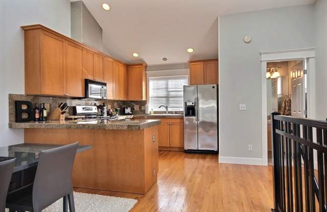 Corner lot Townhome -Incredible find in north Capitol Hill! Gallery 4