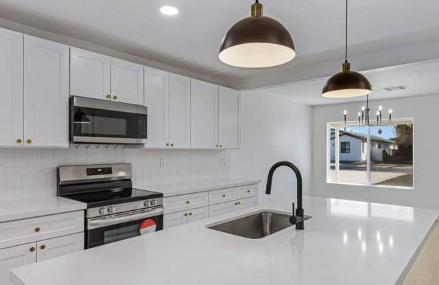 UPDATED 3 BED, 2 BATH OASIS IN THE HEART OF PHOENIX! GREAT LOCATION! photos photos