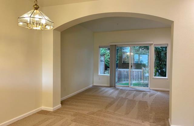 Bellevue Townhome! 2 Bedroom 2.5 Bathroom! *Utilities Included* Gallery 4