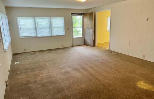 Pet Friendly Home in North Columbia - Outside City Limits Gallery 3