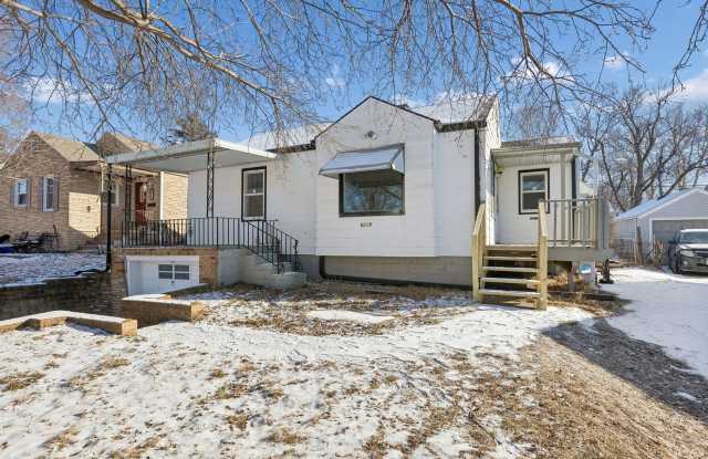 Cozy 2 Bedroom with Ample Parking  Outdoor Storage!! photos photos