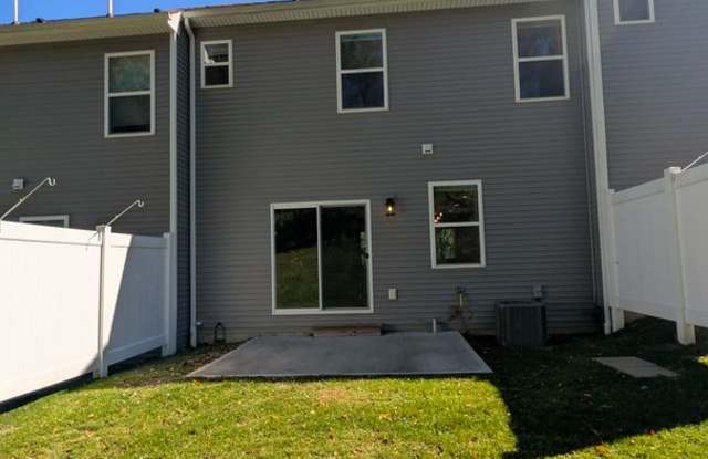 3 Bedroom Townhouse - Franklin Regional School District - AVAILABLE IMMEDIATELY Gallery 2