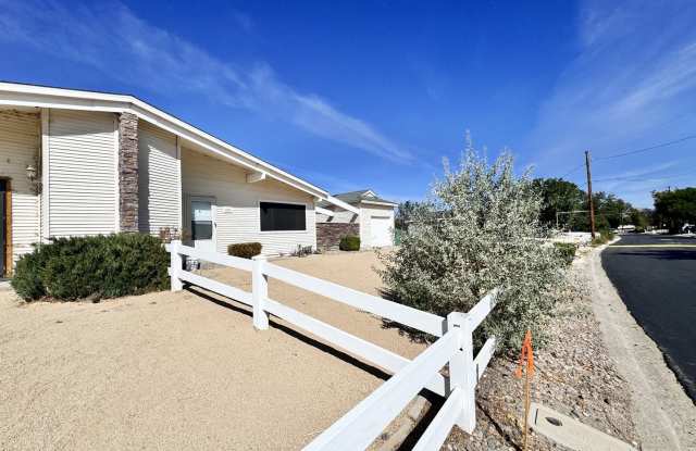 Beautiful 3-bedroom, 1-bathroom Townhouse Gallery 3
