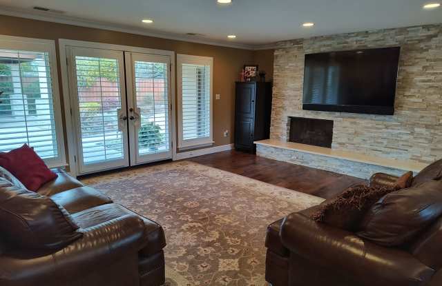 AVAILABLE IN DECEMBER!!! Prestigious 5 Bedroom 3 Bathroom with POOL! Gallery 4