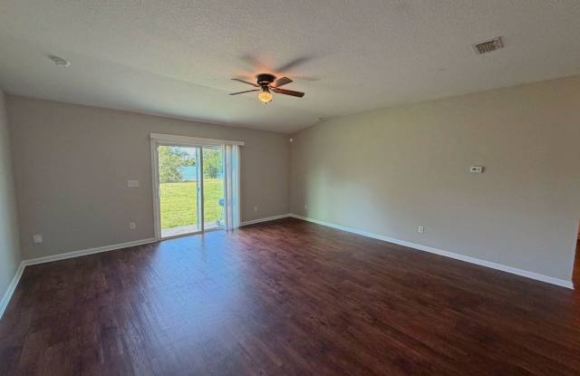 Spacious 4 Bedroom, 2 Bathroom Home Situated on a Lakefront Lot. Gallery 3