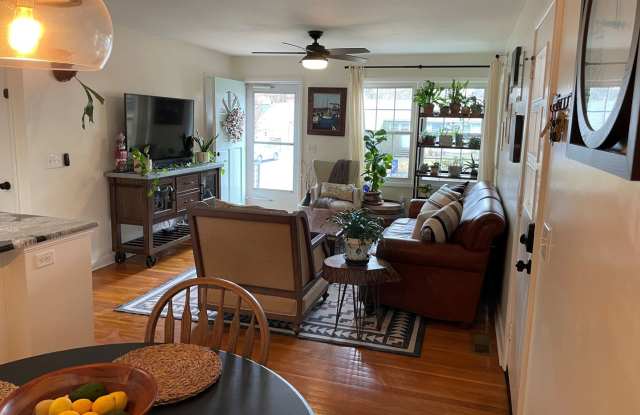 Sweet 3 BR, 1Ba home on quiet street in town Gallery 4