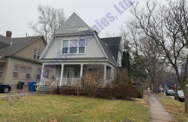 HUGE 4 Bedroom House Available Next Fall! Gallery 1