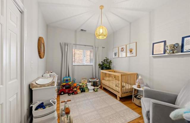 4226 N Ashland Gallery 4