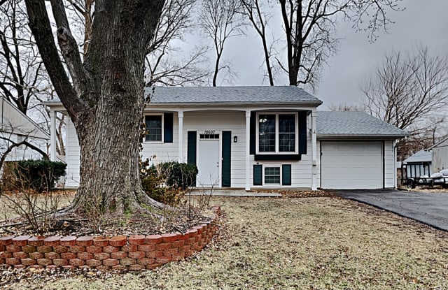 18607 E Susquehanna Rdg - 18607 East Susquehanna Ridge, Independence, MO 64056