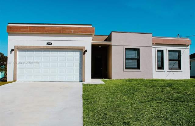 2906 65th St W photos photos