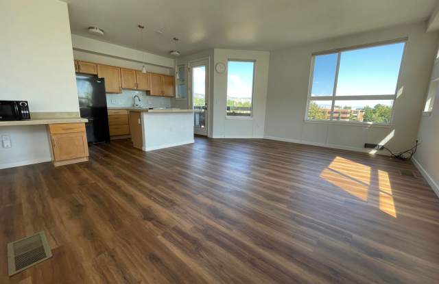 Beautiful and Bright 2B/2.5B off 28th and Colorado! Gallery 1