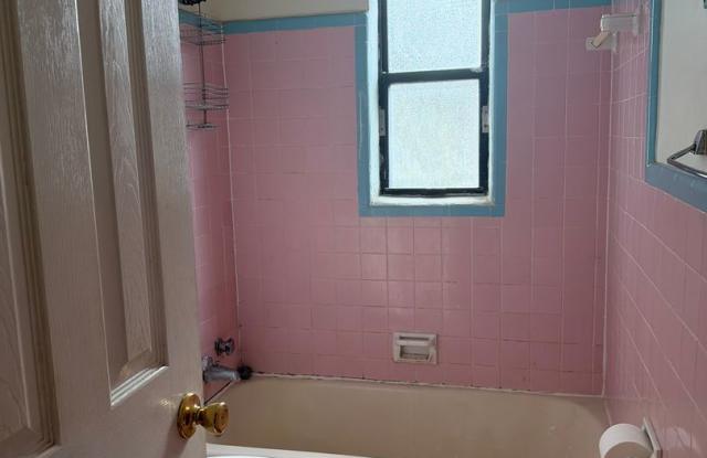 2 Bedroom 1 Bath Duplex Walking Distance to FSU Available NOW Gallery 3