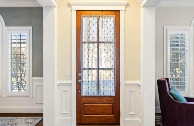 1604 COLONIAL Lane Gallery 2