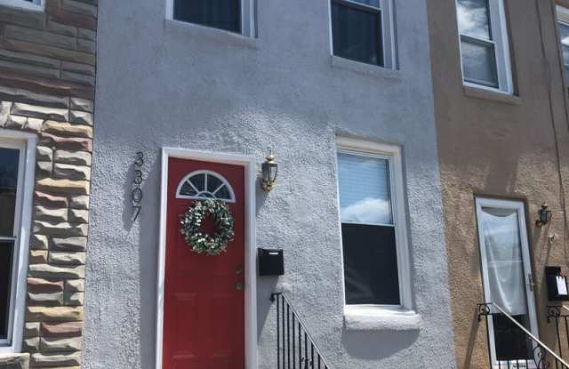 Charming 2BR/1.5BA Townhome with Attached Garage in Hampden, MD! Gallery 1